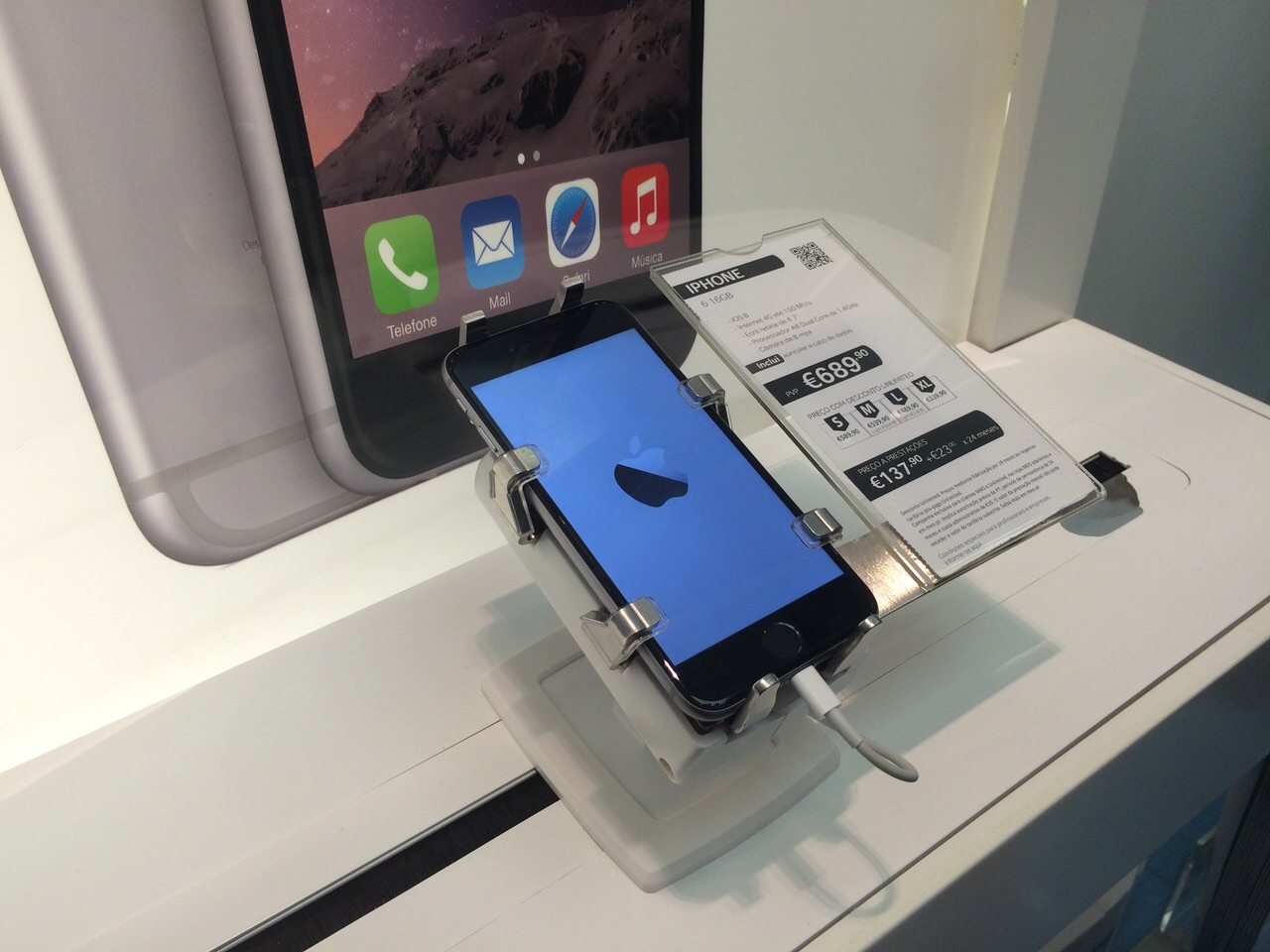 gripzo-secures-iphone-6-apple-logo-screen-.jpg